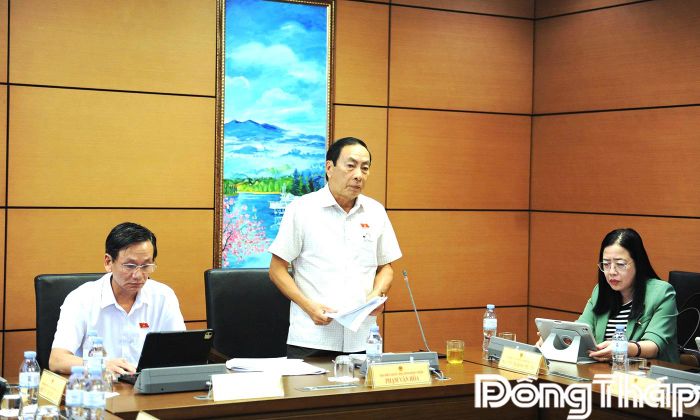 Đại biểu Phạm Văn Hòa, Đoàn ĐBQH tỉnh Đồng Tháp phát biểu thảo luận tại tổ.