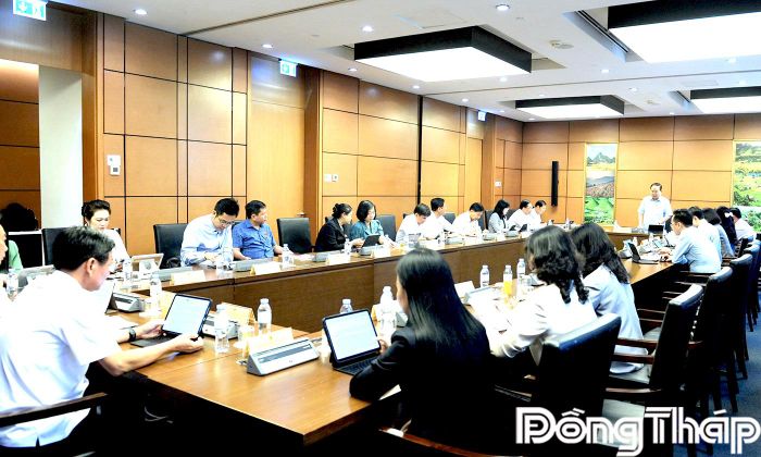 Quang cảnh thảo luận tại tổ 14.
