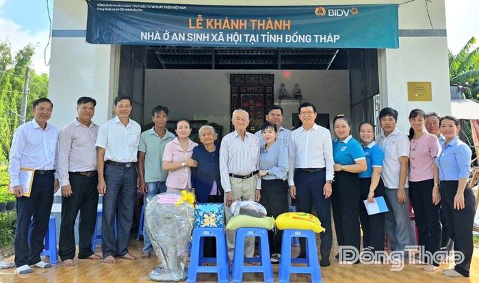 Quang cảnh lễ bàn giao nhà cho hộ bà Võ Thị Lài.
