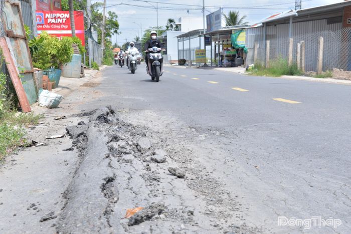 Mặt đường bị lún, tạo thành những gợn sóng cao, tiềm ẩn nguy cơ mất an toàn giao thông.