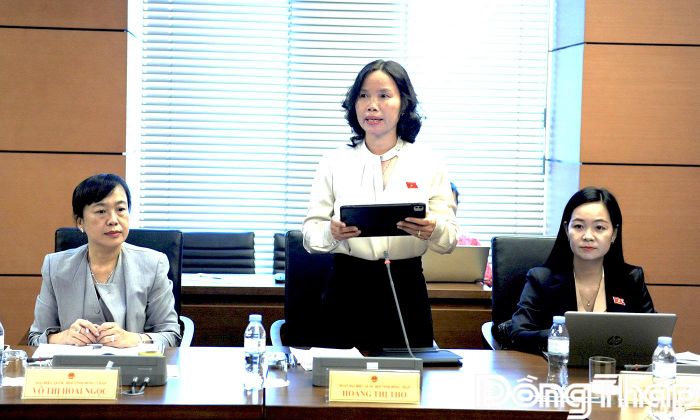 Đại biểu Hoàng Thị Thơ phát biểu ý kiến thảo luận.