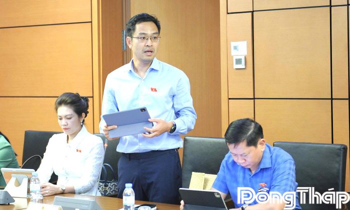 Đại biểu Lê Trung Quân phát biểu ý kiến thảo luận.