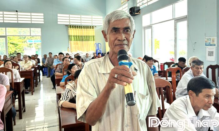 Cử tri xã An Long nêu ý kiến tại buổi tiếp xúc.