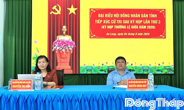 Đại biểu HĐND tỉnh lắng nghe ý kiến cử tri.