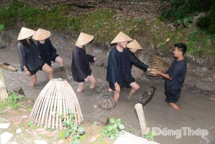 Du khách đến cù lao Tân Phong được nghe đờn ca tài tử, tát mương bắt cá, làm bánh dân gian, tham quan làng nghề hay thưởng thức trái cây ngay tại vườn.