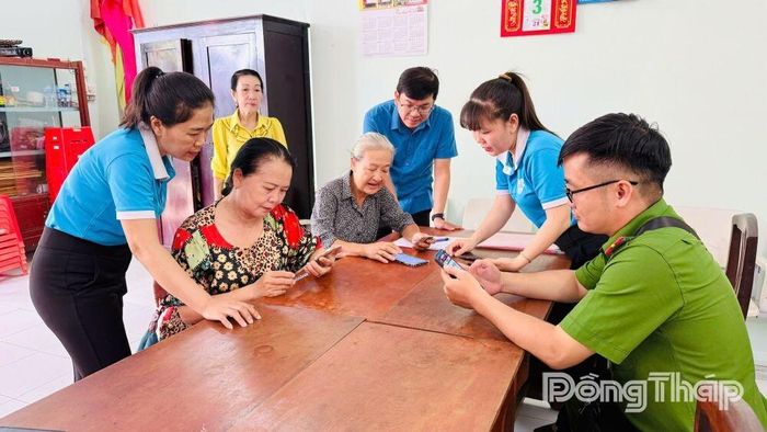 Công chức hỗ trợ người dân thực hiện các thủ tục hành chính. Ảnh: HOÀI THẢO