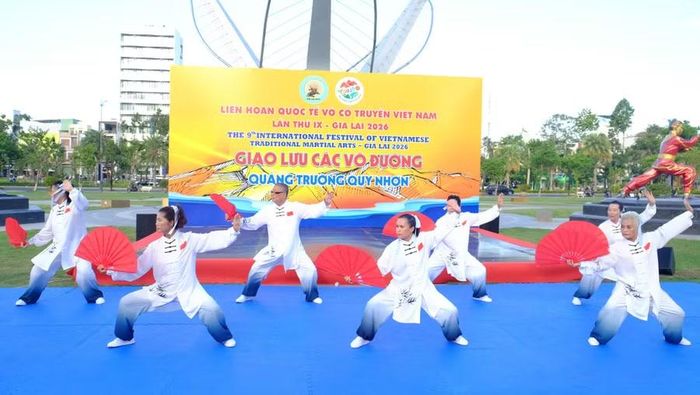  Đoàn wushu Thiên Tân (Trung Quốc) lần đầu tiên tham gia Liên hoan, hào hứng biểu diễn giao lưu chiều 3-8 Ảnh: NGỌC NHUẬN 