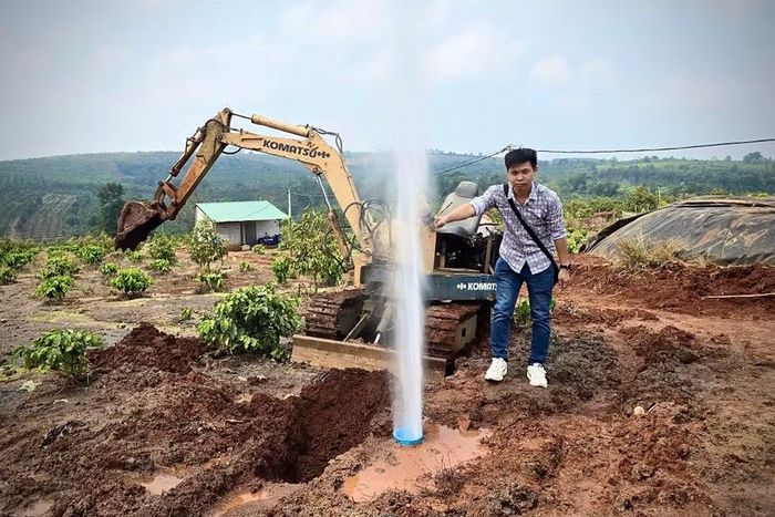  Trước đó, 1 giếng khoan khác của người dân ở xã Chư Prông cũng bất ngờ xuất hiện cột khí và nước phun mạnh lên khỏi mặt đất gần 15 m. Ảnh: M.P 
