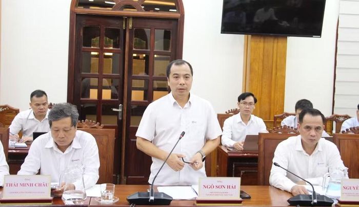  Ông Ngô Sơn Hải - Phó Tổng Giám đốc Tập đoàn EVN trao đổi tình hình triển khai các dự án nguồn và lưới điện tại tỉnh Gia Lai. Ảnh: Trọng Lợi 
