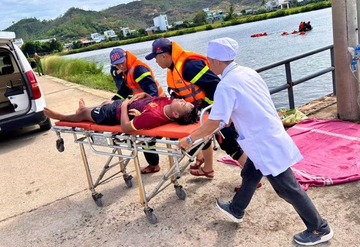  Sự phối hợp nhịp nhàng giữa các lực lượng đã thực hiện thành công phương án cứu người bị đuối nước. Ảnh: N.L 