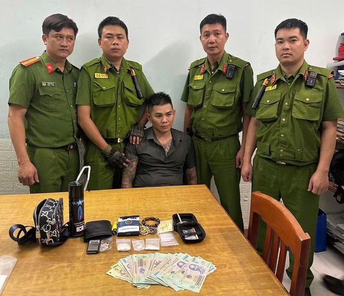 Lực lượng Cảnh sát 113 đã khống chế, đưa đối tượng về trụ sở Công an phường Quy Nhơn Nam để xác minh làm rõ. Ảnh: Lê Bình