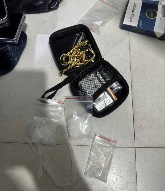 3 gói nilon bên trong chứa ma túy đá được thu giữ trong túi xách mà Thi mang bên người. Ảnh: Lê Bình