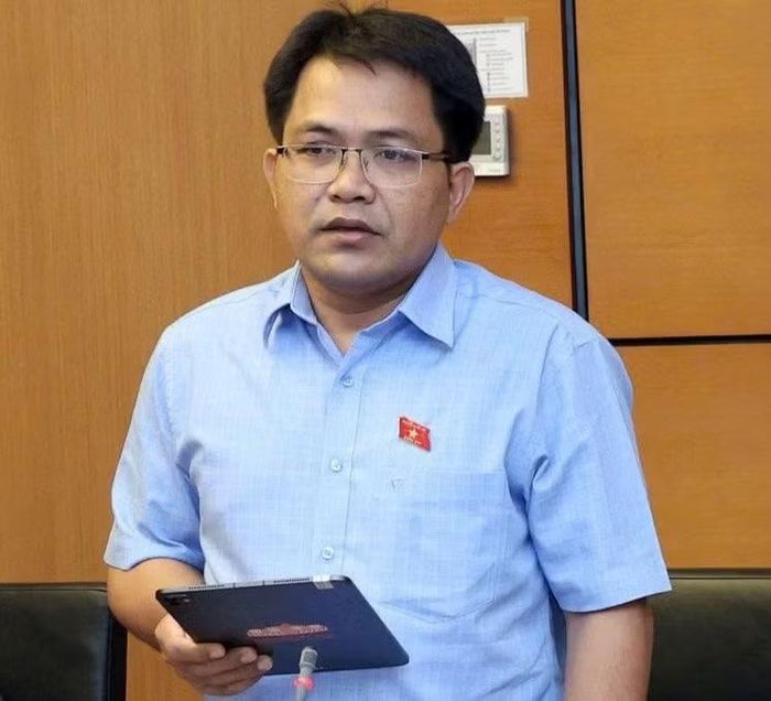  ĐB Trường Trung Tuyến cũng đề nghị bổ sung quy định về đào tạo kỹ năng số cho đội ngũ cán bộ cấp xã. Ảnh: Đoàn ĐBQH tỉnh Gia Lai 