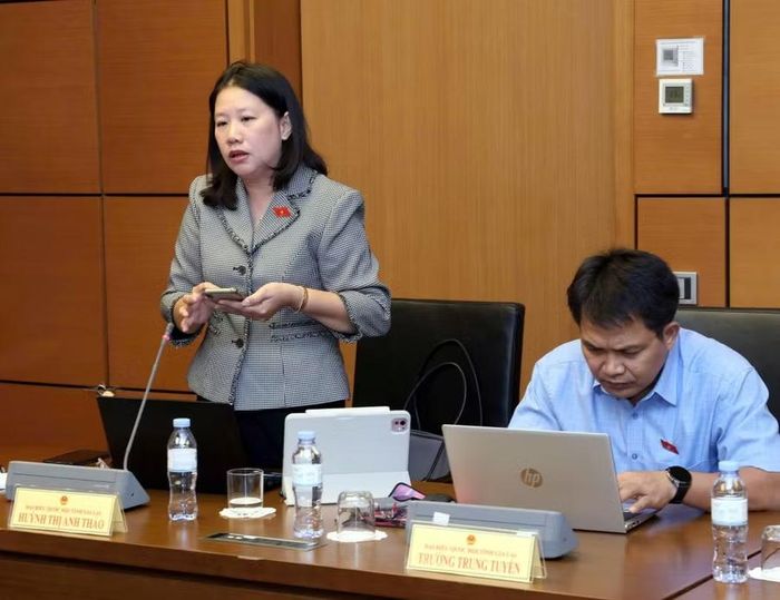  Theo ĐB Huỳnh Thị Anh Thảo, dự thảo cũng cần quy định rõ trách nhiệm của từng cơ quan trong việc tổ chức thực hiện và quản lý hoạt động xã hội hóa công tác phổ biến, giáo dục pháp luật. Ảnh: Đoàn ĐBQH tỉnh Gia Lai 