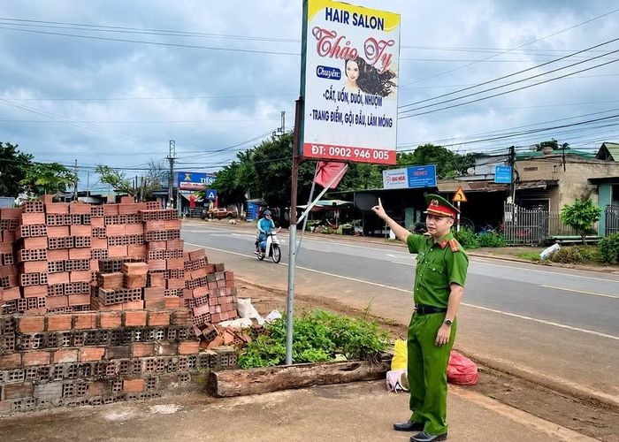 Biển quảng cáo vi phạm hành lang đường bộ, ảnh hưởng đến mỹ quan đô thị và công tác bảo đảm trật tự ATGT. Ảnh: M.P