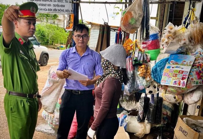 Nhiều hộ dân dọc quốc lộ 19 lấn chiếm hành lang ATGT để buôn bán làm hạn chế tầm nhìn, tiềm ẩn nguy cơ xảy ra tai nạn giao thông. Ảnh: M.P