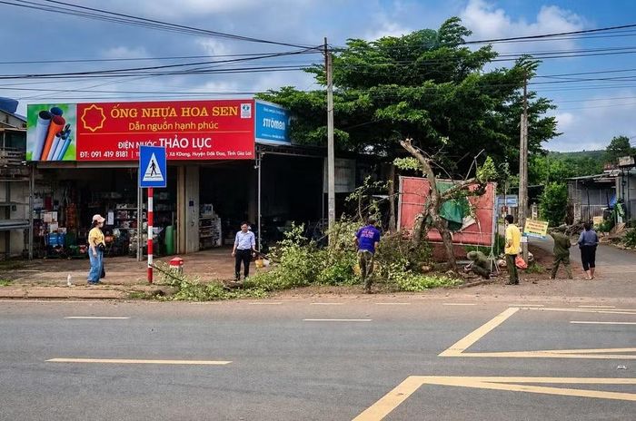 Sau khi được giải tỏa, nhiều đoạn tuyến trên quốc lộ 19 trở nên thông thoáng hơn, tầm nhìn tại các điểm giao cắt được cải thiện. Ảnh: M.P