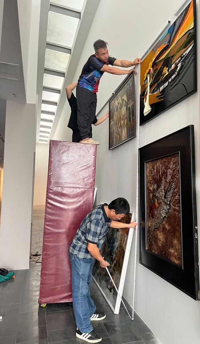  Công tác bố trí tác phẩm tại không gian trưng bày đang được khẩn trương hoàn thiện. Ảnh: H.V 