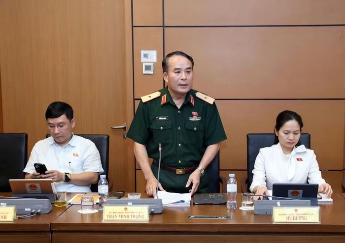  ĐB Trần Minh Trọng tham gia thảo luận về dự thảo Luật sửa đổi, bổ sung một số điều của 9 luật về quân sự, quốc phòng. Ảnh: Đoàn ĐBQH tỉnh Gia Lai 