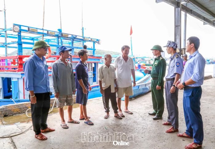 Lực lượng chức năng làm nhiệm vụ tại Cảng Hòn Rớ tuyên truyền cho ngư dân các quy định về chống khai thác IUU.