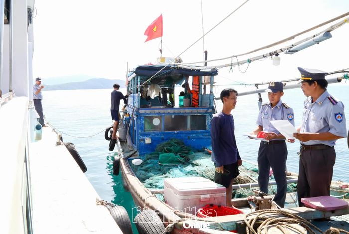 Lực lượng chức năng kiểm tra hoạt động của tàu cá trên vùng biển tỉnh.