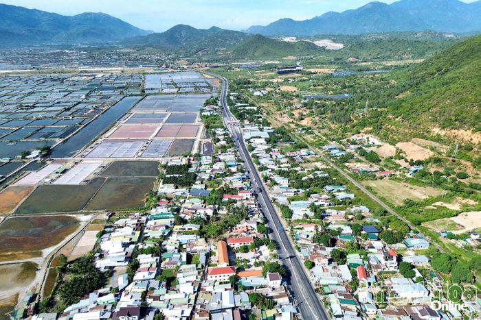 Một góc xã Nam Cam Ranh - nơi đang hoàn thiện công tác đo đạc, kiểm kê, bồi thường, giải phóng mặt bằng phục vụ Dự án Đường sắt tốc độ cao trên trục Bắc - Nam đi qua địa bàn tỉnh.