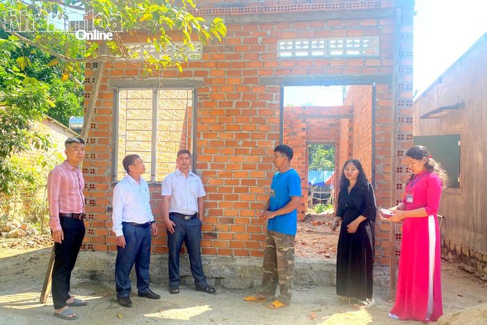 Đoàn giám sát của Ủy ban MTTQ Việt Nam xã Nam Khánh Vĩnh giám sát tiến độ xây dựng nhà cho người dân trong Chương trình xóa nhà tạm, nhà dột nát. Ảnh: V.GIANG