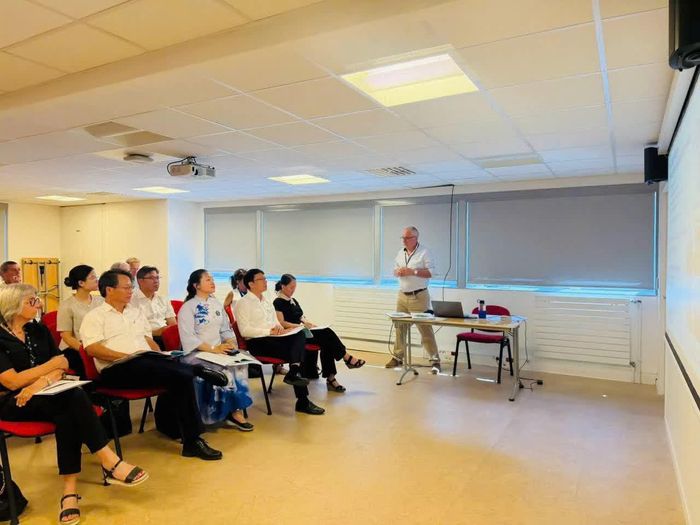 Đoàn công tác tỉnh Khánh Hòa tìm hiểu về hoạt động của Viện Nghiên cứu quốc gia về khai thác biển của Pháp.