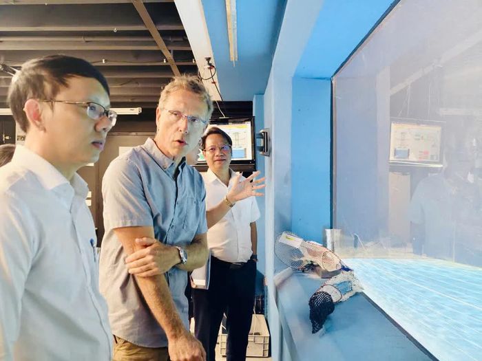 Phó Chủ tịch UBND tỉnh Nguyễn Thanh Hà tìm hiểu hoạt động nghiên cứu biển của Viện Nghiên cứu quốc gia về khai thác biển của Pháp.