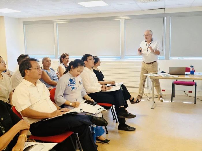 Lãnh đạo Viện Nghiên cứu quốc gia về khai thác biển của Pháp giới thiệu về hoạt động của viện. 