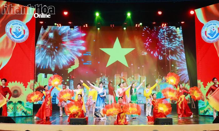 Tiết mục văn nghệ chào mừng tại lễ khai giảng lớp tập huấn.