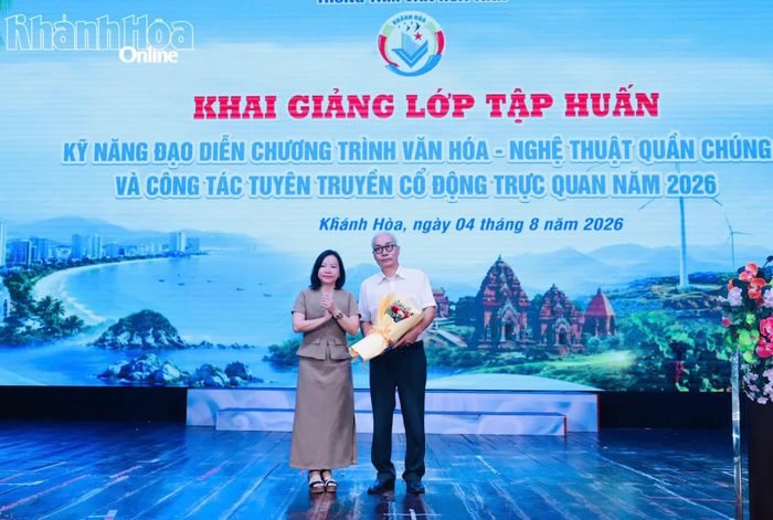 Bà Thái Thị Lệ Hằng - Giám đốc Sở Văn hóa, Thể thao và Du lịch tặng hoa cho giảng viên của lớp tập huấn.