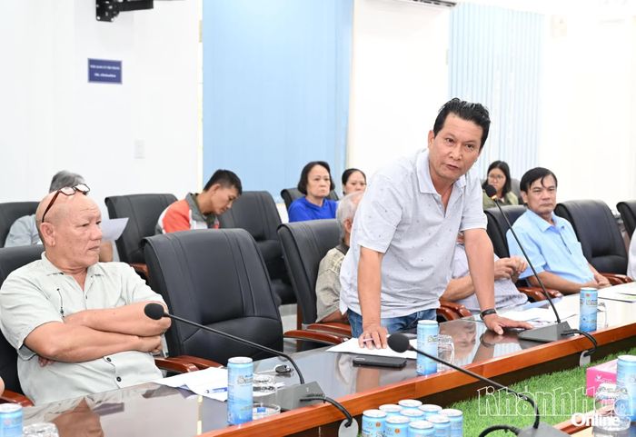Người dân phát biểu ý kiến.