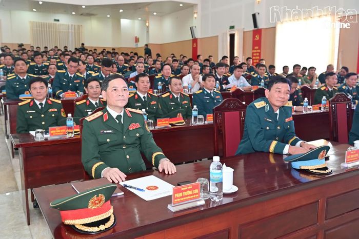 Thượng tướng Phạm Trường Sơn và các đại biểu tham dự buổi lễ.