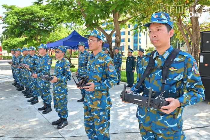 Cán bộ, kỹ thuật viên thực hiện điều khiển UAV.