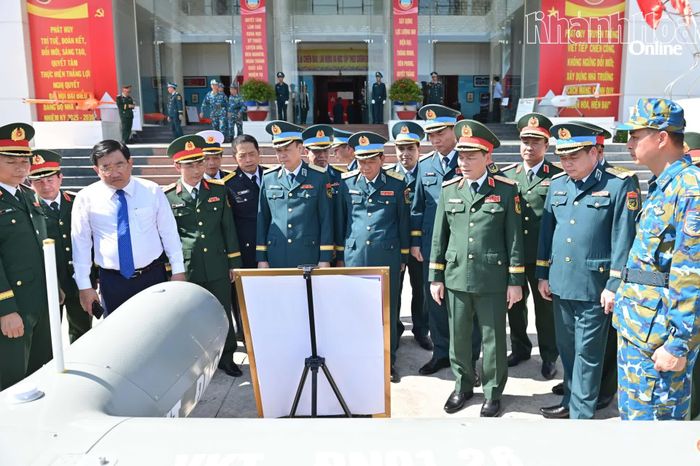 Các đại biểu tham quan trưng bày UAV (phương tiện bay không người lái).