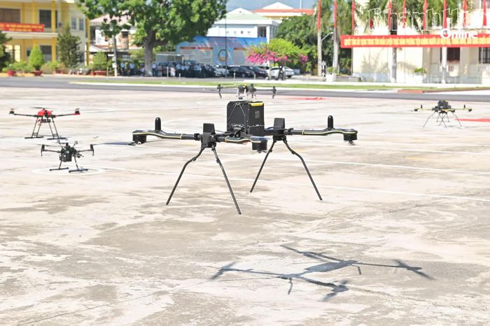 Các loại UAV cất cánh bay trình diễn.