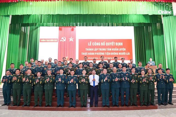 Các đại biểu chụp hình lưu niệm.