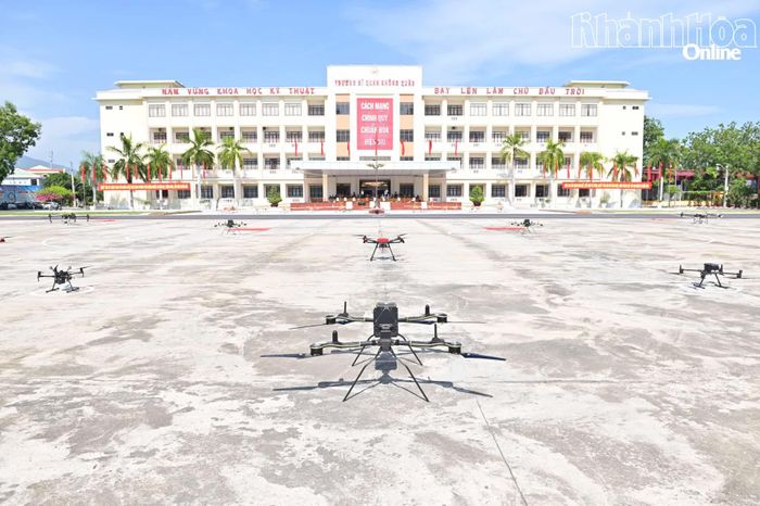 Các loại UAV phục vụ huấn luyện sẵn sàng chiến đấu được triển khai bay trình diễn.