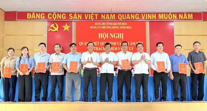Thường trực Đảng ủy phường Đông Ninh Hòa chúc mừng lãnh đạo các phòng chuyên môn, đơn vị thuộc UBND phường ký cam kết.