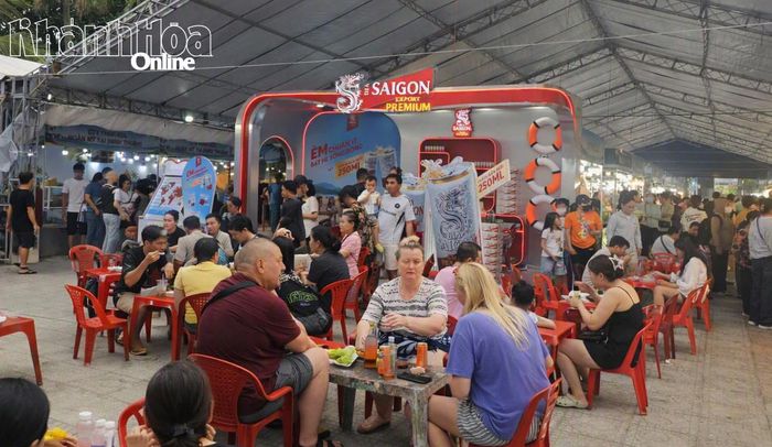 Du khách quốc tế thưởng thức món ăn đường phố tại khu vực Lễ hội ẩm thực 2026 tại Khánh Hòa.