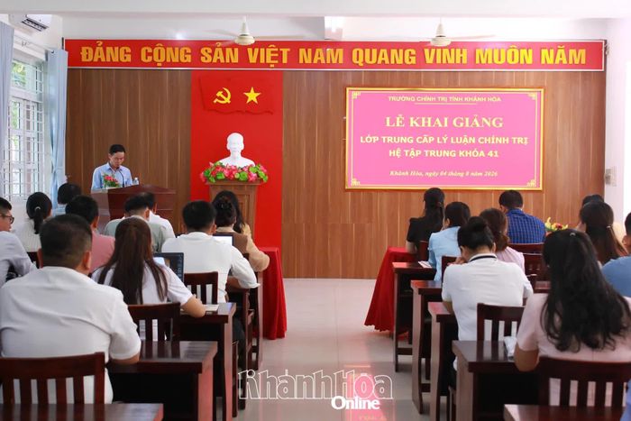 Quang cảnh lễ khai giảng.