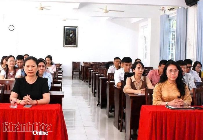 Các đại biểu tham dự lễ khai giảng.