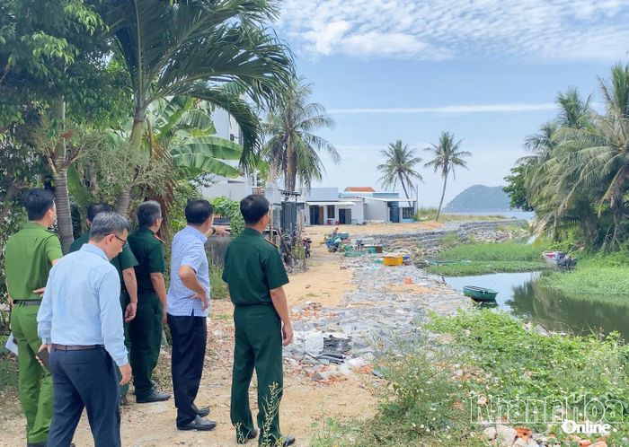 Đoàn công tác khảo sát vị trí có nguy cơ sạt lở.