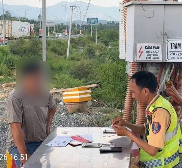 Tài xế làm việc với lực lượng Cảnh sát giao thông.