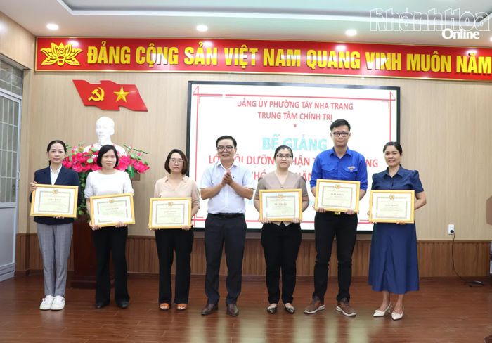 Lãnh đạo Trung tâm Chính trị Nha Trang trao giấy khen cho 5 học viên đạt loại xuất sắc.
