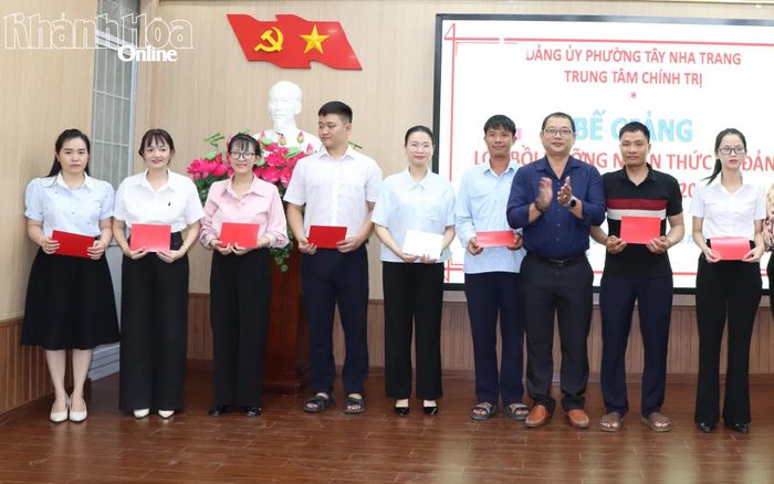 Học viên nhận giấy chứng nhận hoàn thành khóa học.