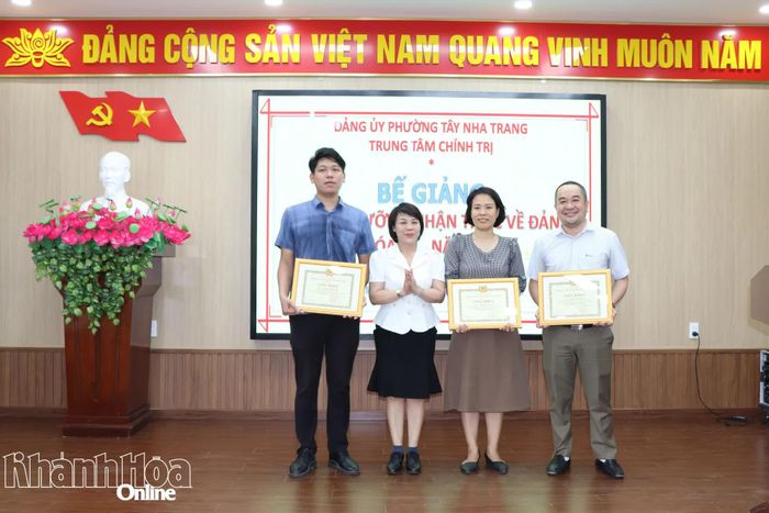 Học viên tiêu biểu của khóa học nhận giấy khen.