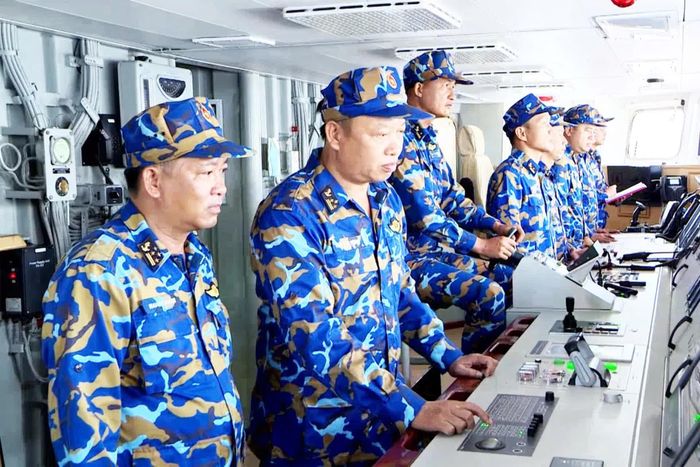 Lữ đoàn trưởng trao đổi cùng Chính ủy thống nhất phương án trong huấn luyện chiến đấu.