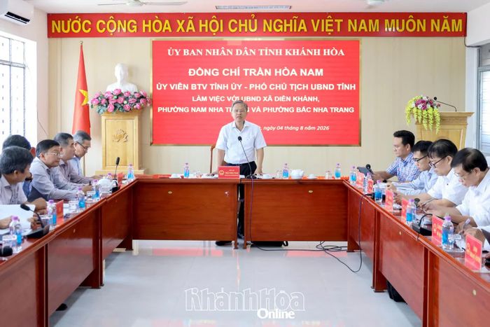 Quang cảnh buổi làm việc.